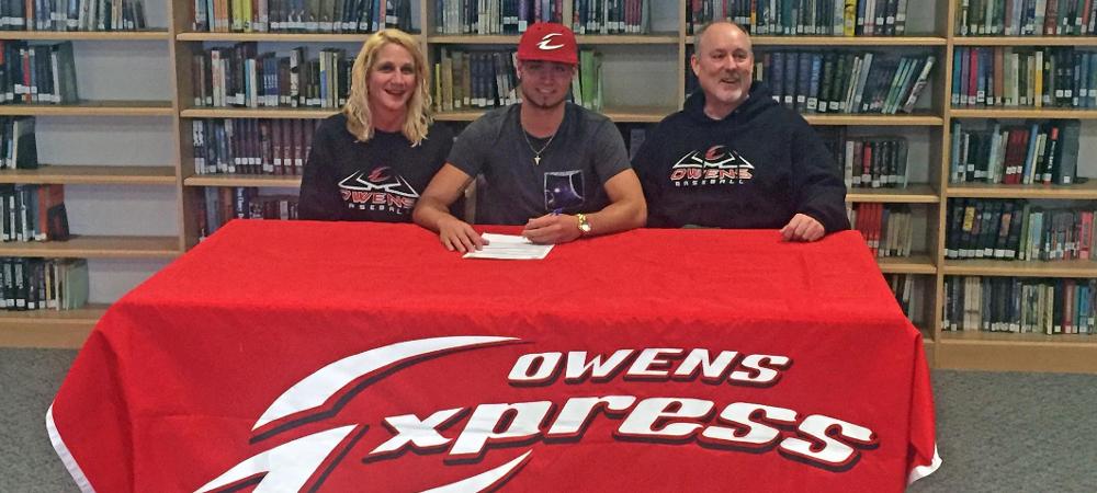 Josh Green, center, is pictured after signing his letter of intent. Photo by Owens Sports Information