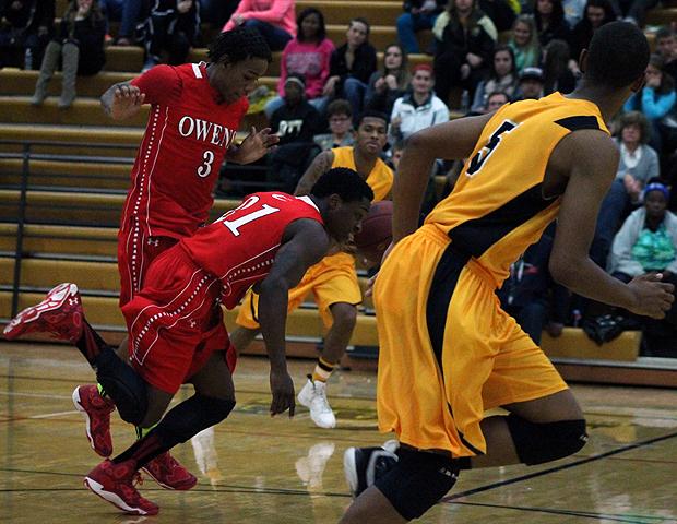 Shavon Gayle attempts to gain control of the ball late in tonight's 97-62 Express loss No. 7 Mott Community College. Photo by Nicholas Huenefeld/Owens Sports Information