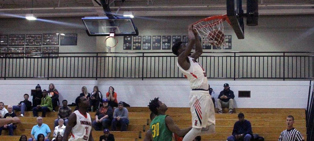 Jalen Huff throws down a dunk for Indiana Tech last year. Photo by Alejandra Marquez-Lopez/Indiana Tech Sports Information