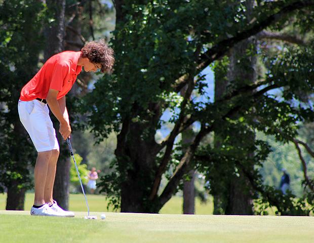 Brandon Hoelzer attempts a putt on the eighth hole of today's final round of the NJCAA D-II National Tournament. He captured NJCAA D-II Honorable Mention All-American honors. Photo by Nicholas Huenefeld/Owens Sports Information