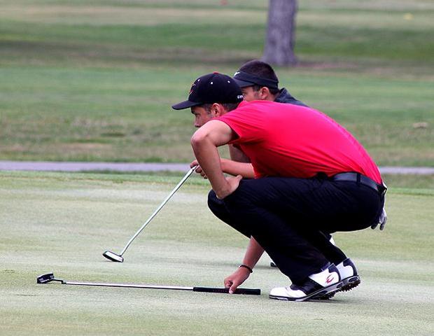 Harrison Long, pictured here lining up a putt in a recent tournament, shot a 71 today and leads after the first round of the Lalaeff Memorial Invite. Photo by Nicholas Huenefeld/Owens Sports Information
