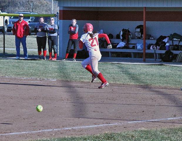 Melanie Iacoangeli speeds down to first for one of her four hits. She also stole five bases today. Photo by Dave Harrand/Owens Sports Information