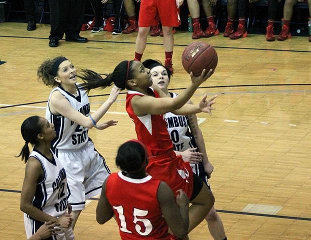 Kamilah Carter drives in for two of her team-high 23 points today. Photo by Geoff Roberts/Owens Sports Information