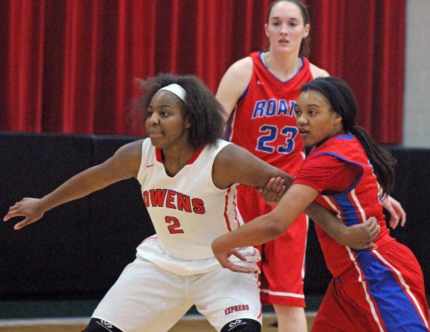 Tatyana Reynolds looks to post up against Roane State during tonight's game. The freshman guard had 14 points off the bench. Photo by Nicholas Huenefeld/Owens Sports Information