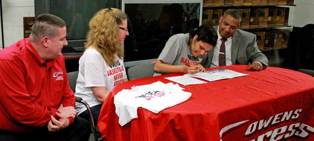 Kaylah Ivey signs her letter of intent to play at Owens next year. Photo by Nicholas Huenefeld/Owens Sports Information