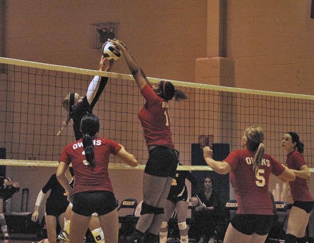 Jazmine Thomas stuffs a ball at the net. The No. 7 Express volleyball team dropped two of three matches this weekend in the Vincennes Invitational. Photo by Nicholas Huenefeld/Owens Sports Information