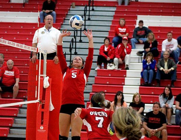 Jessica Cooper sets a ball for Ally Mikesell (7) in tonight's straight set win over Cincinnati State. Photo by Nicholas Huenefeld/Owens Sports Information