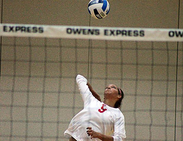 Amara Hemenway serves up a ball during the second set of today's win over Edison Community College. Photo by Nicholas Huenefeld/Owens Sports Information