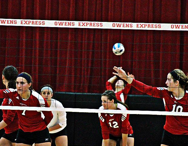 Ally Mikesell (7), Ciarra Wirick (white), Kayla Siefker (12), Macy Reigelsperger (10) and Aricka LaVoy (serving) led the Owens volleyball team to a 2-2 record in Illinois this weekend. Photo by Nicholas Huenefeld/Owens Sports Information